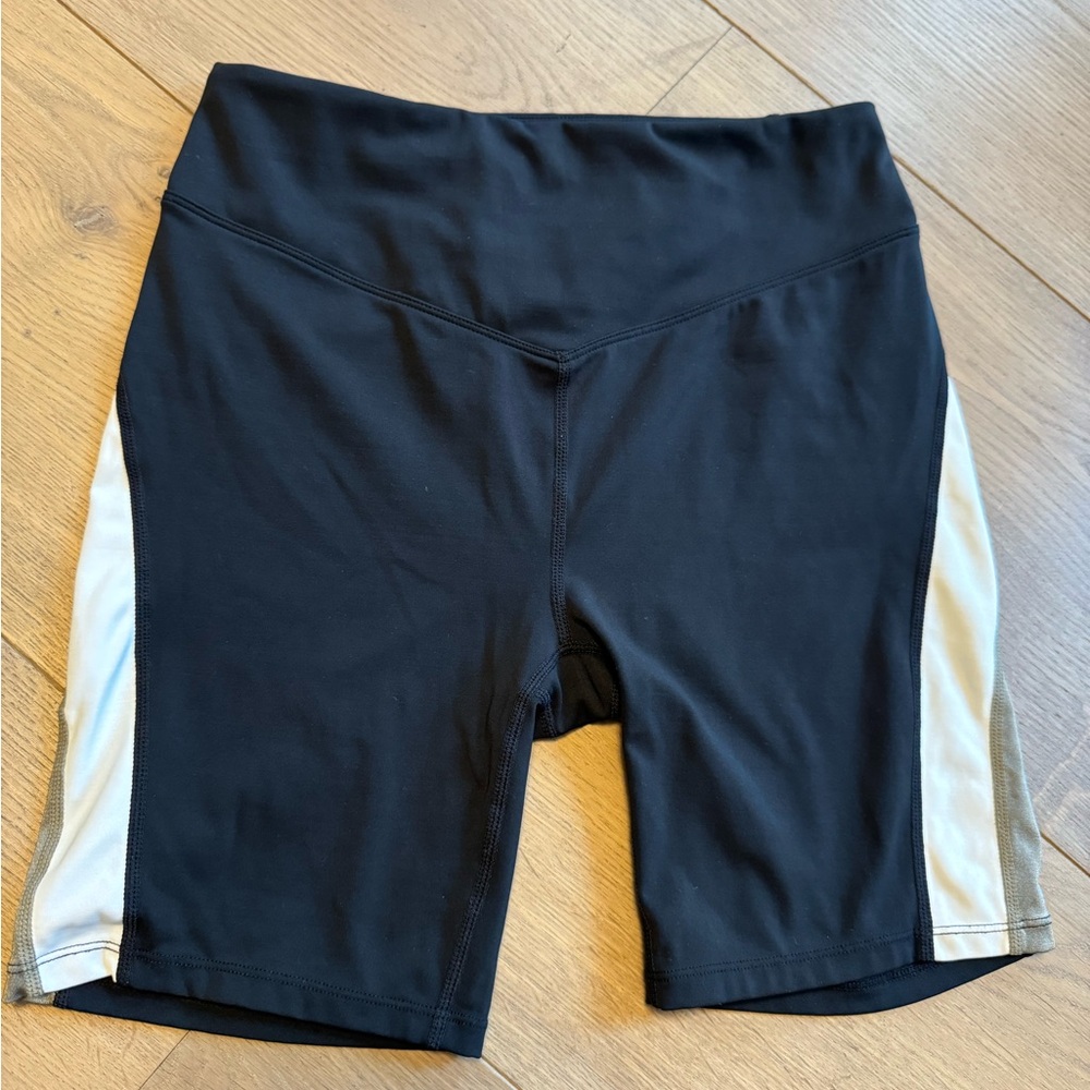 Alala Biker short (S) AND sports bra (M) matching set - Picture 9 of 16